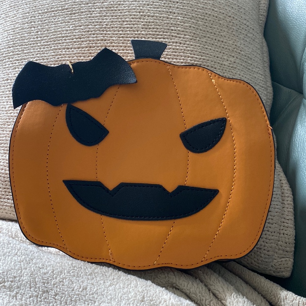 Jack O Lantern Pumpkin Purse w Gold Chain Strap